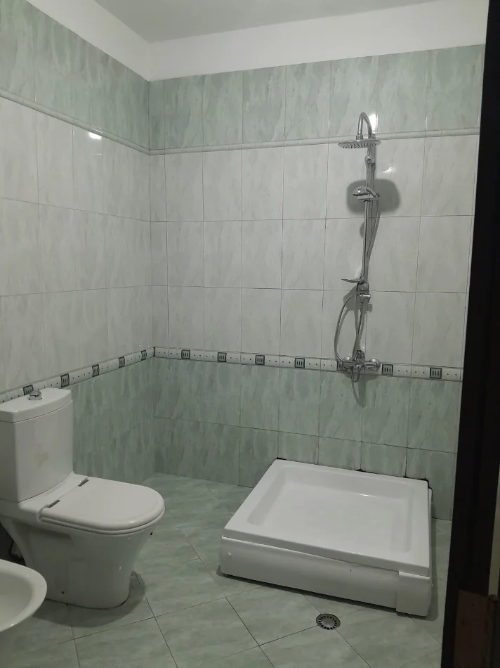 Tirane, jepet me qera apartament 2+1+Ballkon Kati 8, 112 m² 500 € (Rruga 3 deshmoret)
