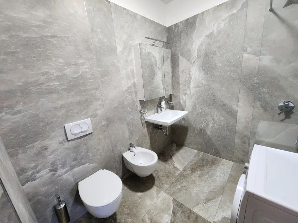 Tirane, jepet me qera apartament 2+1+Ballkon Kati 7, 115 m² 750 € (Selvia)