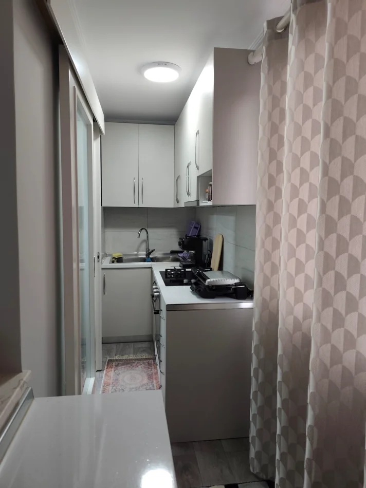 Tirane, jepet me qera apartament 1+1 Kati 5, 55 m² 500 € (Zonja Curre)