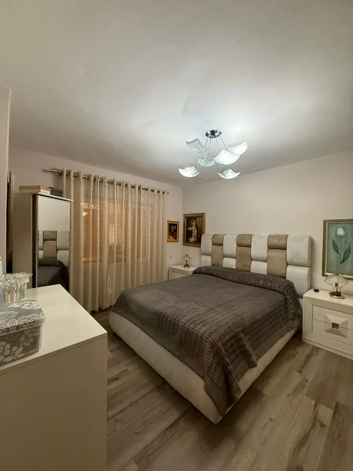 Tirane, shitet apartament 2+1+Ballkon Kati 4, 104 m² 