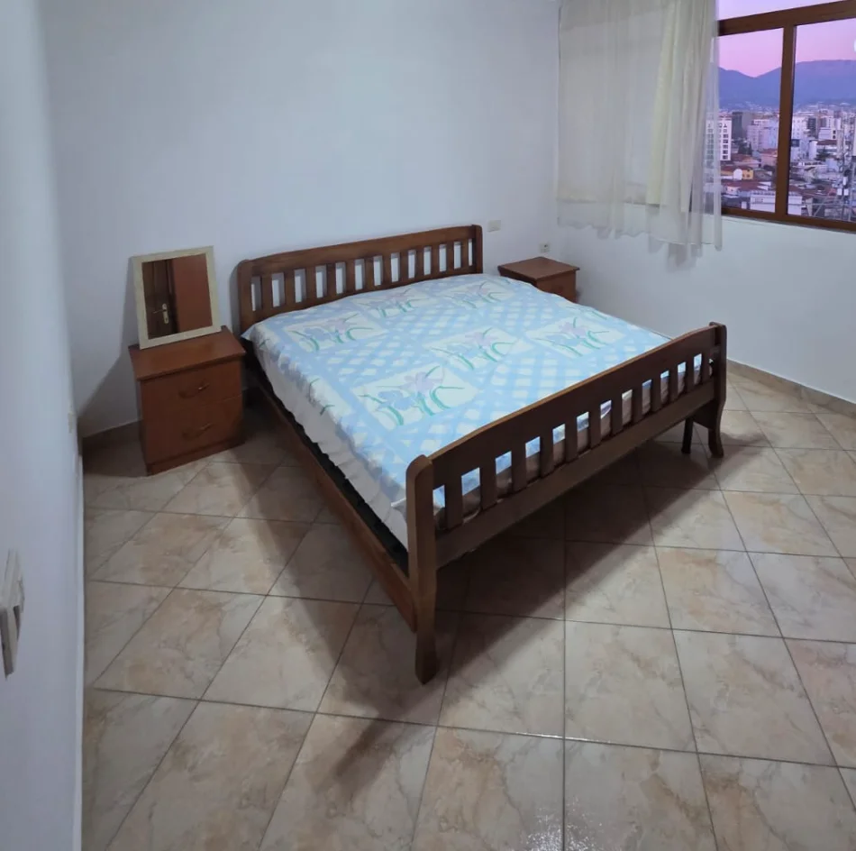 Tirane, jepet me qera apartament 1+1 Kati 1, 60 m² (Pran Bllokut Gintash,Laprak)