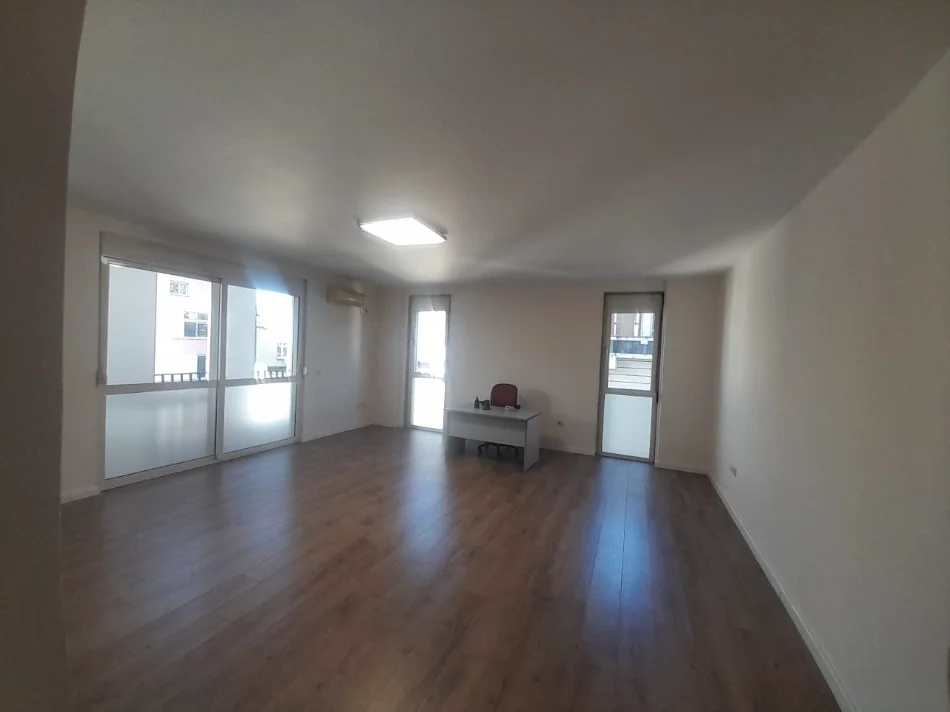 Tirane, jepet me qera Apartament 1+1, Kati 5, Bosh, Cmimi 650 €, Rruga Kavajës, Qender -Tiranës.