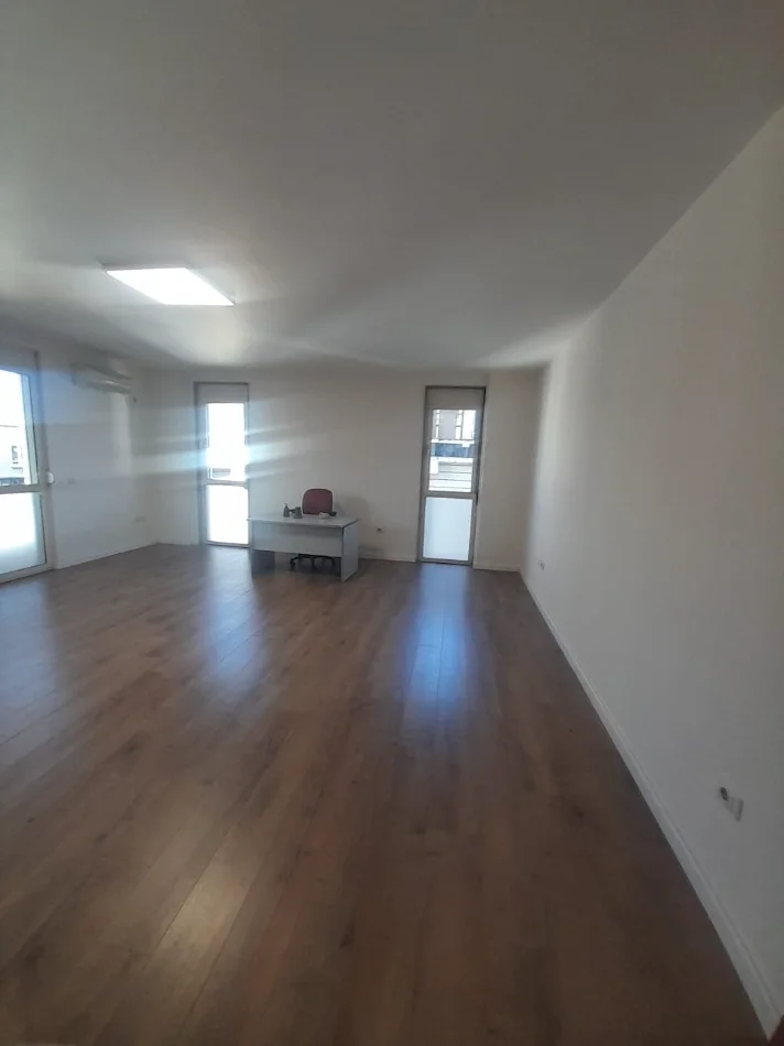 Tirane, jepet me qera Apartament 1+1, Kati 5, Bosh, Cmimi 650 €, Rruga Kavajës, Qender -Tiranës.