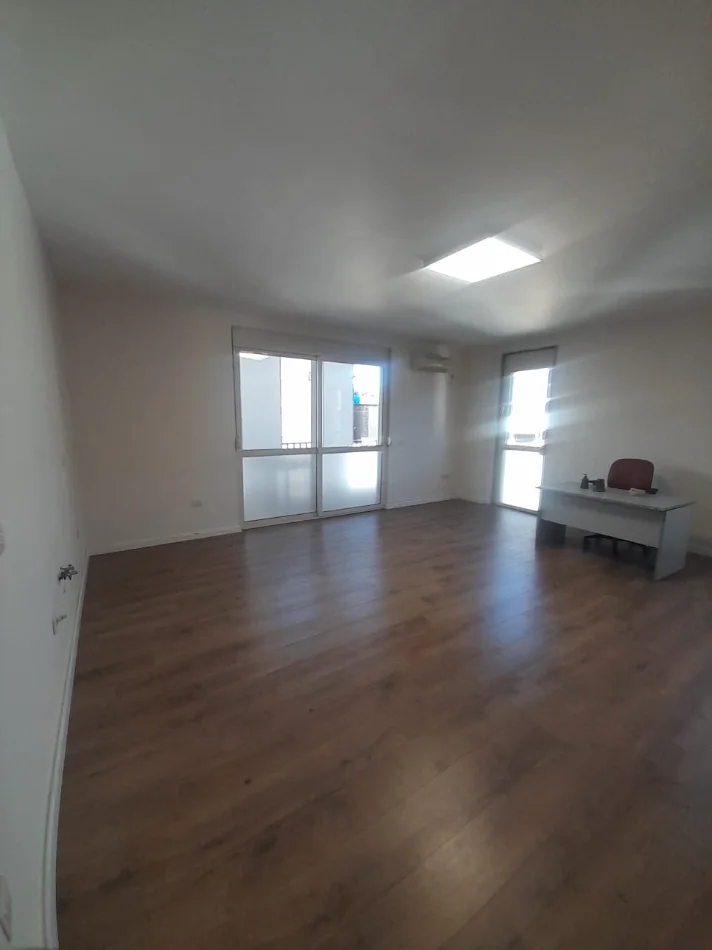 Tirane, jepet me qera Apartament 1+1, Kati 5, Bosh, Cmimi 650 €, Rruga Kavajës, Qender -Tiranës.