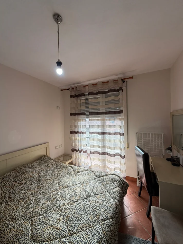 Tirane, jepet me qera apartament 1+1+Aneks+Ballkon Kati 2, 64 m² 470 € (Rruga Frosina Plaku pranë Hotel Mondial)