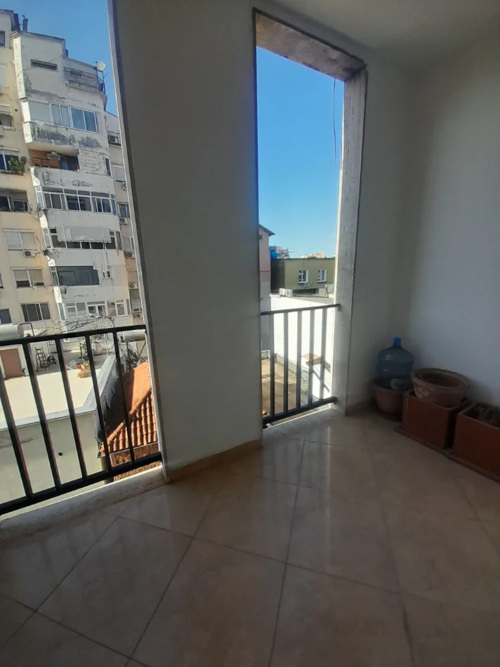 Tirane, jepet me qera Apartament 1+1, Kati 5, Bosh, Cmimi 650 €, Rruga Kavajës, Qender -Tiranës.