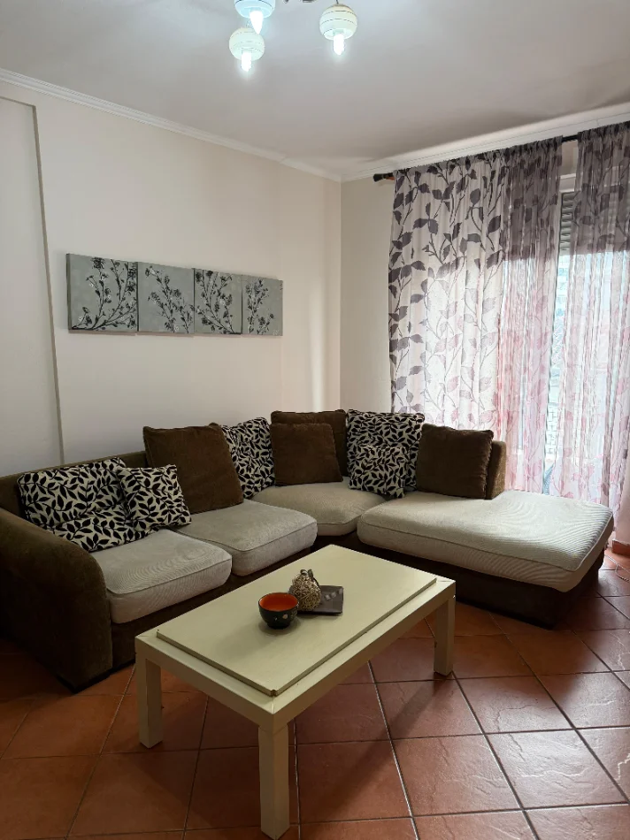 Tirane, jepet me qera apartament 1+1+Aneks+Ballkon Kati 2, 64 m² 470 € (Rruga Frosina Plaku pranë Hotel Mondial)