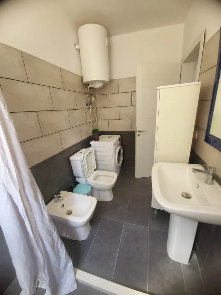 Tirane, jepet me qera apartament 2+1 Kati 1, 70 m² 350 € (Aleksander konda)