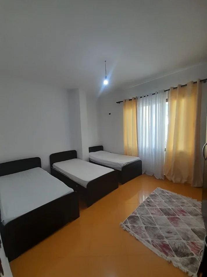 Jepet me Qera Banesë 1+1, Mobiluar,Kati 3, Çmimi 43.000 Lekë te Reja,Tek 21 DHJETORI, Tiranë.