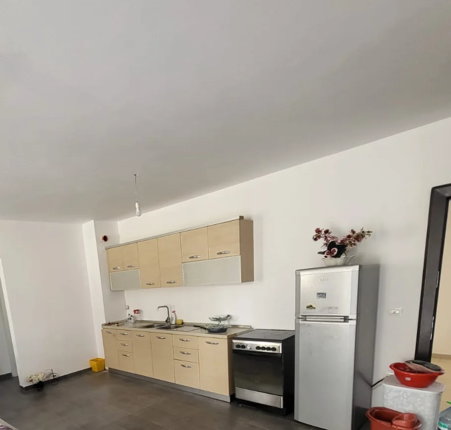 Tirane, jepet me qera apartament 2+1 Kati 1, 70 m² 350 € (Aleksander konda)