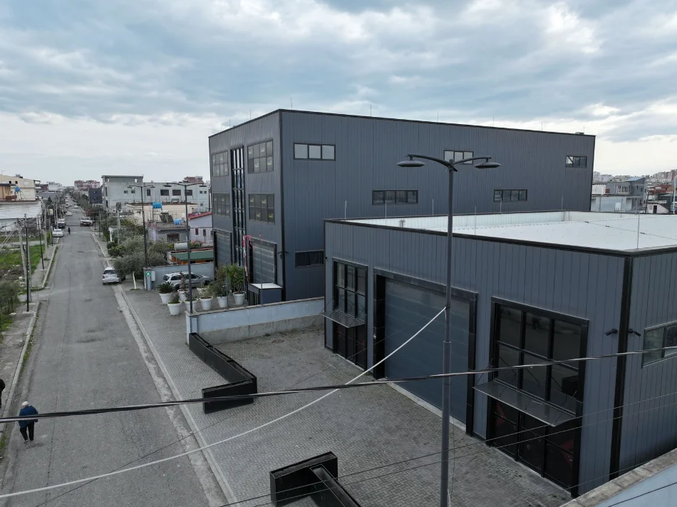 Durres, jepet me qera magazine Kati 0, 1.621 m² 3.500 € (Shkozet)