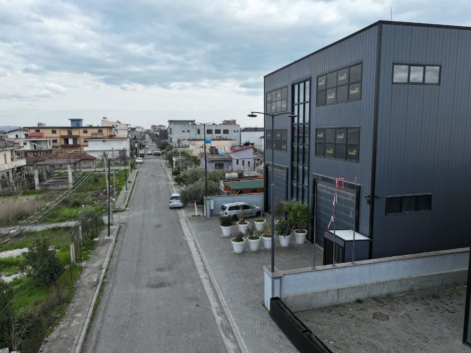 Durres, jepet me qera magazine Kati 0, 1.621 m² 3.500 € (Shkozet)