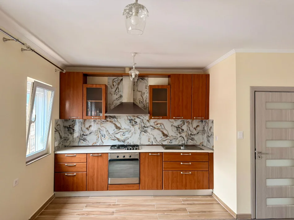 Tirane, shitet apartament Kati 6, 75 m² 105.000 € 