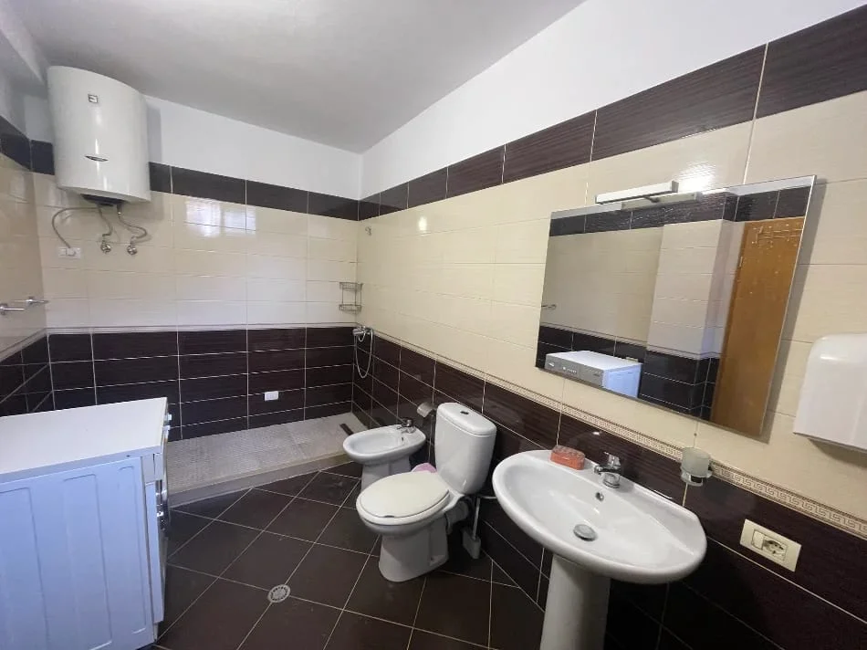 Tirane, jepet me qera Banesë  2+1+ Parking, Kati 1, 120 m² 650 € (Pazari i Ri, Rruga Qemal Stafa, Tiranë)