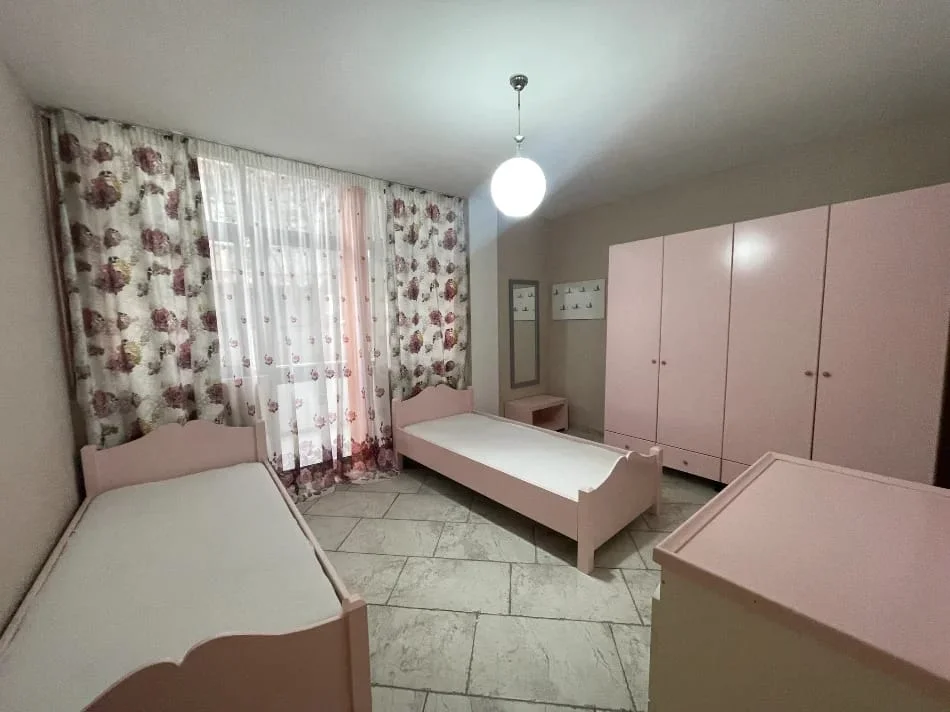 Tirane, jepet me qera Banesë  2+1+ Parking, Kati 1, 120 m² 650 € (Pazari i Ri, Rruga Qemal Stafa, Tiranë)