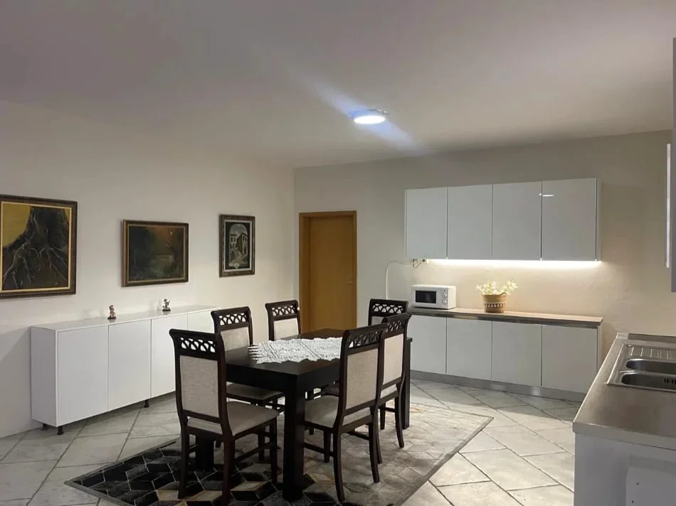 Tirane, jepet me qera Banesë  2+1+ Parking, Kati 1, 120 m² 650 € (Pazari i Ri, Rruga Qemal Stafa, Tiranë)
