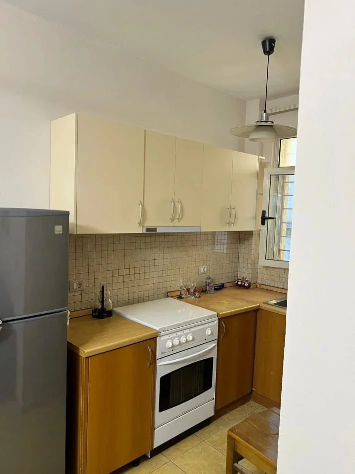 Tirane, jepet me qera apartament 1+1 Kati 1, 65 m² 630 € (Pranë Zogu të Zi, Rruga Mine Peza, Tiranë)
