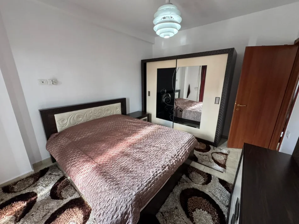 Tirane, jepet me qera apartament 1+1 Kati 2, 90 m² 600 € (Laprake)
