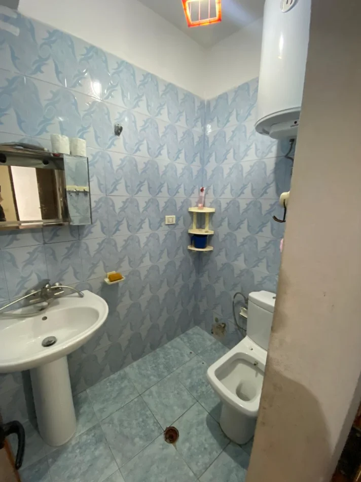 Tirane, jepet me qera Apartament 1+1 Kati 1, Mobiluar, 40.000 Leke te Reja, (Pranë Fakultetit të Mjeksisë, Rruga Dibrës, Tiranë.)