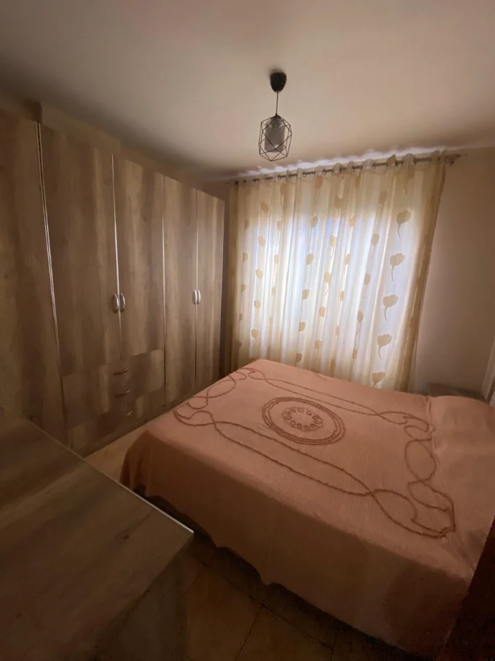 Tirane, jepet me qera Apartament 1+1 Kati 1, Mobiluar, 40.000 Leke te Reja, (Pranë Fakultetit të Mjeksisë, Rruga Dibrës, Tiranë.)
