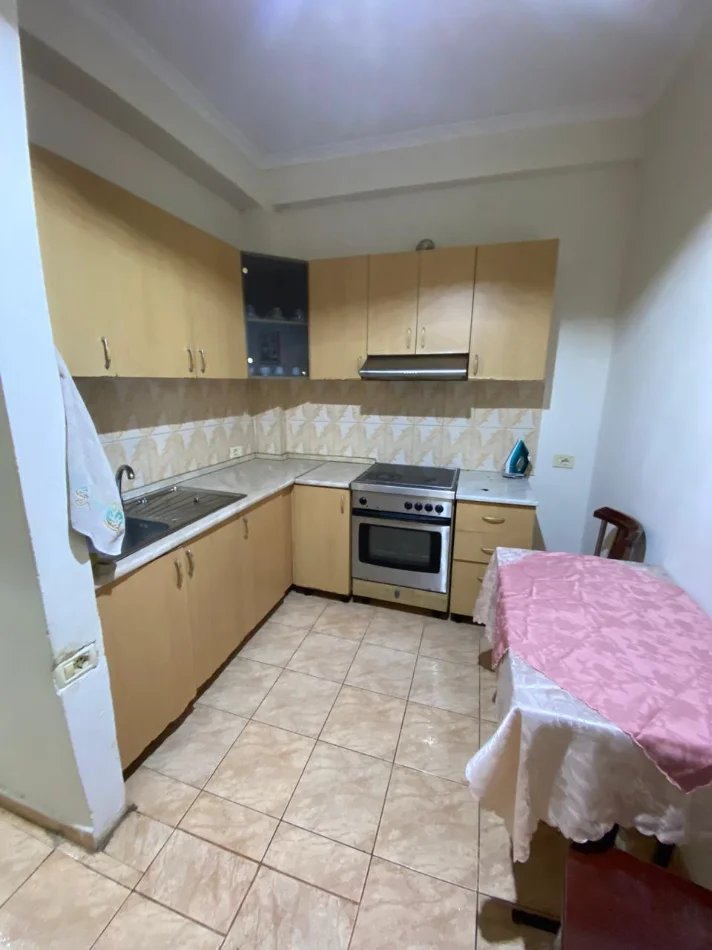 Tirane, jepet me qera Apartament 1+1 Kati 1, Mobiluar, 40.000 Leke te Reja, (Pranë Fakultetit të Mjeksisë, Rruga Dibrës, Tiranë.)
