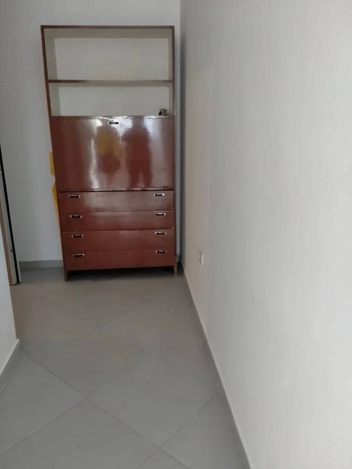 Tirane, jepet me qera apartament 2+1+Ballkon Kati 5, 80 m² 466 € (Rruga Njazi Meka, pallat i ri ne vije te dyte)