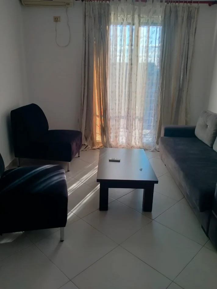 Tirane, jepet me qera apartament 2+1+Ballkon Kati 5, 80 m² 466 € (Rruga Njazi Meka, pallat i ri ne vije te dyte)