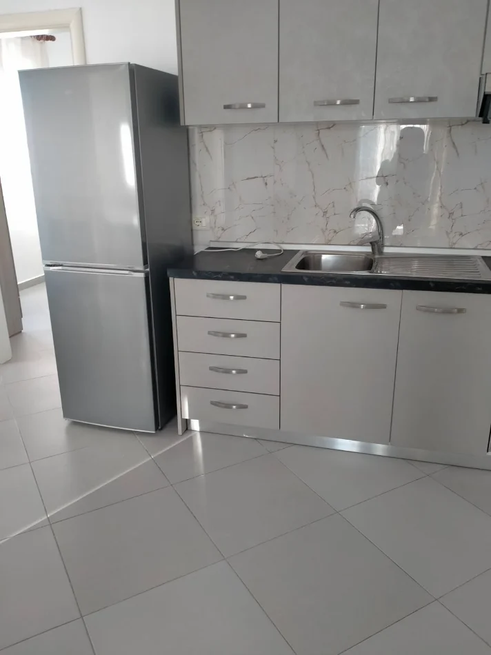 Tirane, jepet me qera apartament 2+1+Ballkon Kati 5, 80 m² 466 € (Rruga Njazi Meka, pallat i ri ne vije te dyte)