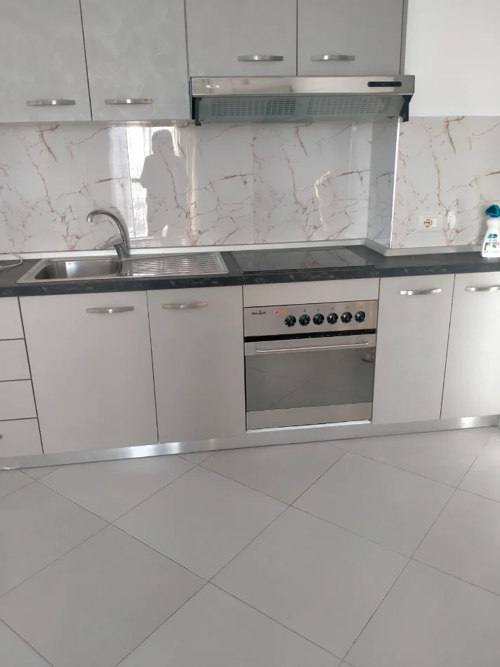 Tirane, jepet me qera apartament 2+1+Ballkon Kati 5, 80 m² 466 € (Rruga Njazi Meka, pallat i ri ne vije te dyte)