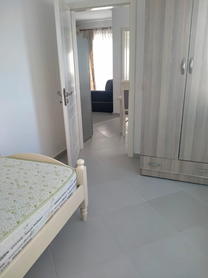 Tirane, jepet me qera apartament 2+1+Ballkon Kati 5, 80 m² 466 € (Rruga Njazi Meka, pallat i ri ne vije te dyte)