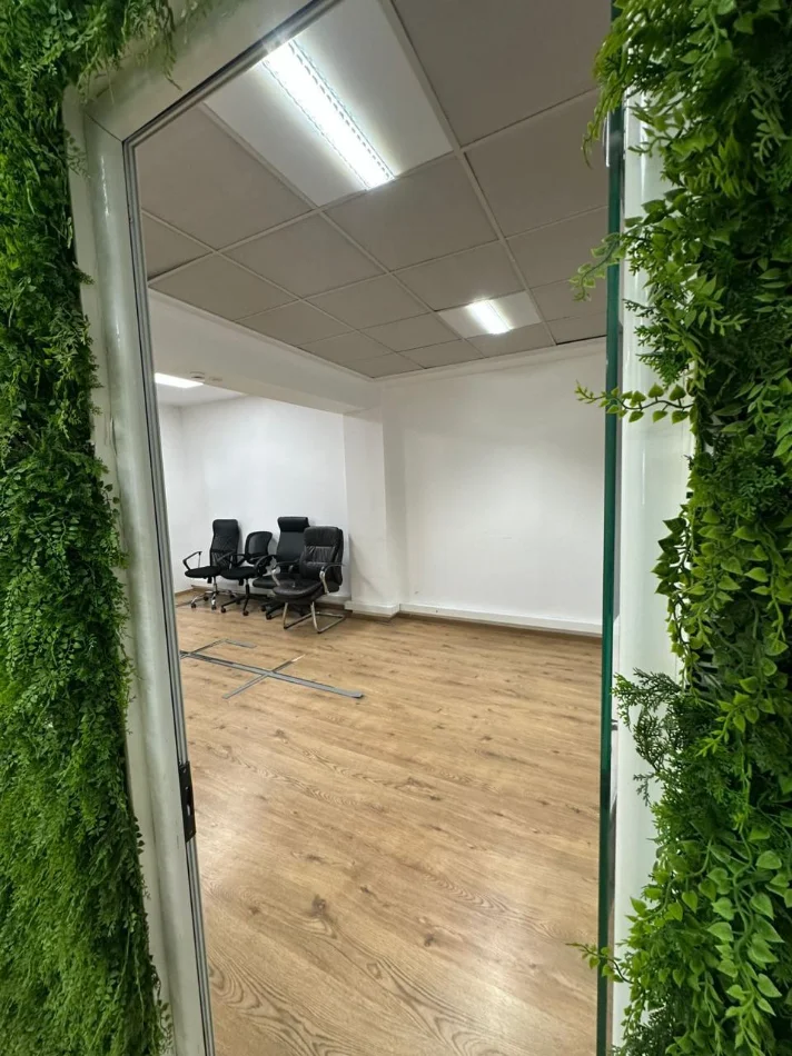 Tirane, jepet me qera zyre Kati 2, 310 m² 2.500 € (BLLOK)