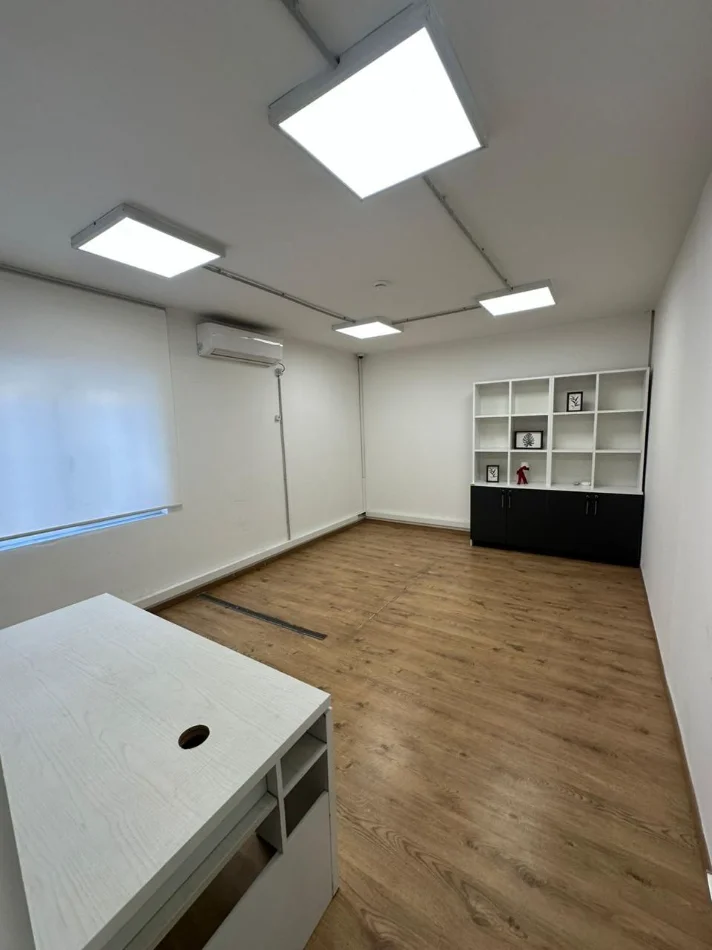 Tirane, jepet me qera zyre Kati 2, 310 m² 2.500 € (BLLOK)