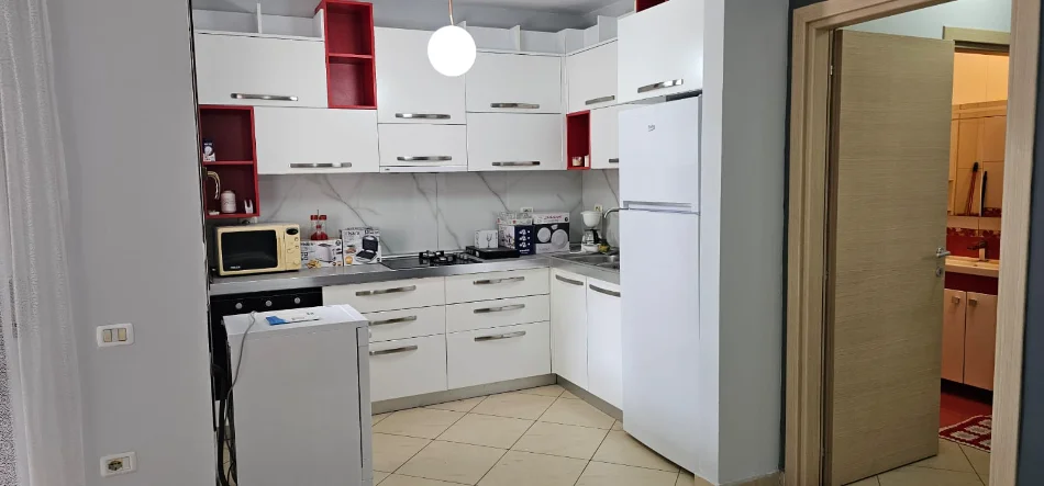 Tirane, jepet me qera apartament 1+1 Kati 3, 100 m² 550 € (Kopshti Botanik)