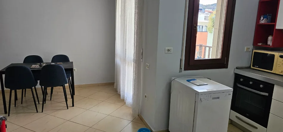 Tirane, jepet me qera apartament 1+1 Kati 3, 100 m² 550 € (Kopshti Botanik)
