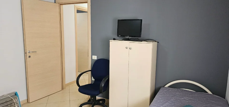 Tirane, jepet me qera apartament 1+1 Kati 3, 100 m² 550 € (Kopshti Botanik)