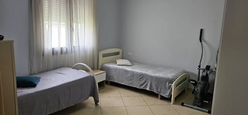 Tirane, jepet me qera apartament 1+1 Kati 3, 100 m² 550 € (Kopshti Botanik)