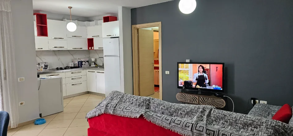 Tirane, jepet me qera apartament 1+1 Kati 3, 100 m² 550 € (Kopshti Botanik)