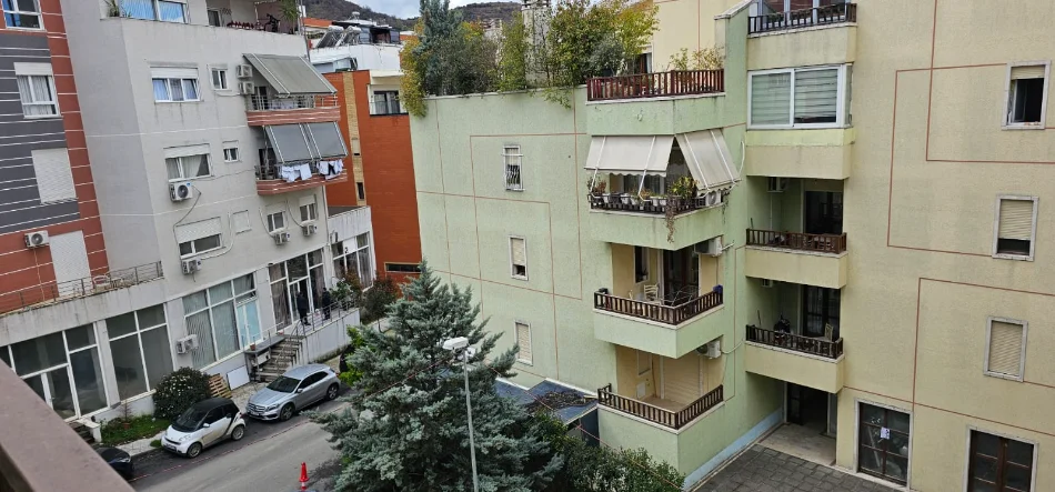 Tirane, jepet me qera apartament 1+1 Kati 3, 100 m² 550 € (Kopshti Botanik)