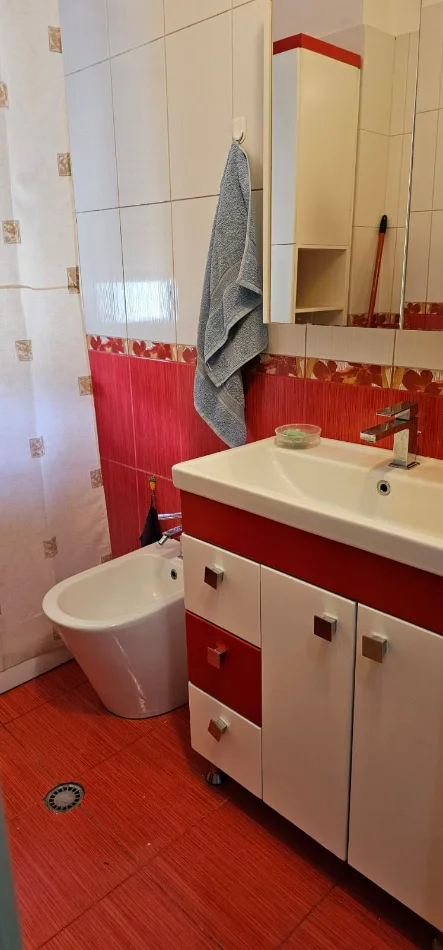 Tirane, jepet me qera apartament 1+1 Kati 3, 100 m² 550 € (Kopshti Botanik)