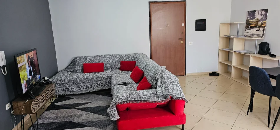 Tirane, jepet me qera apartament 1+1 Kati 3, 100 m² 550 € (Kopshti Botanik)