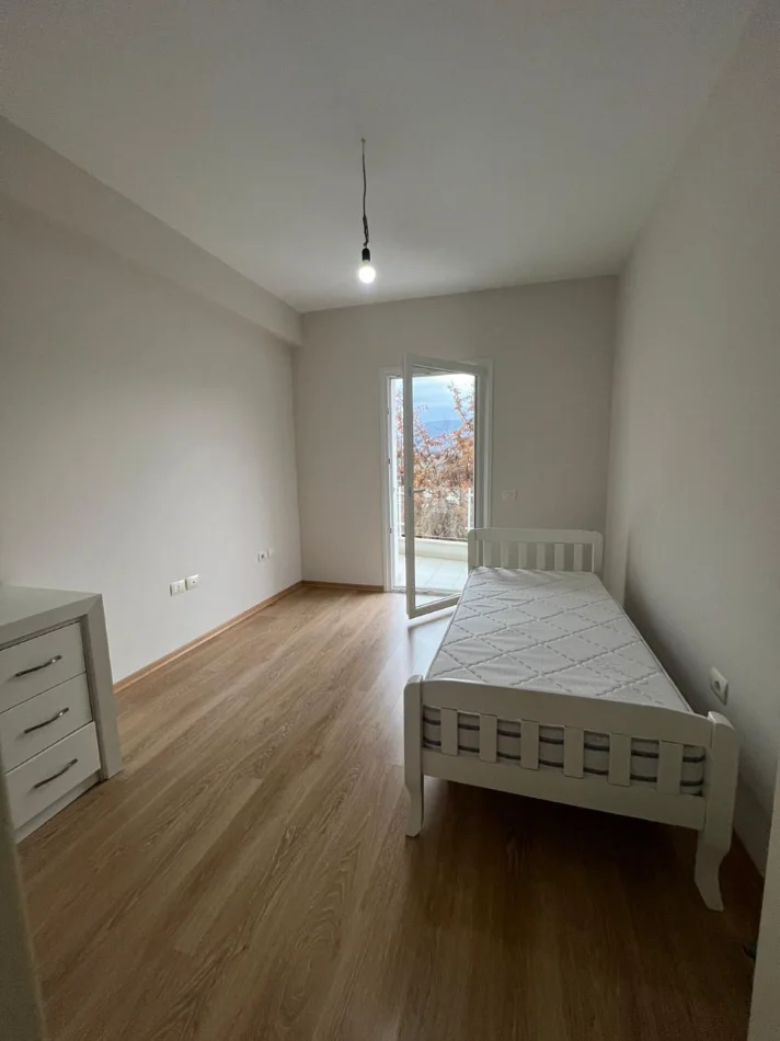 Tirane, jepet me qera apartament 1+1 Kati 2, 110 m² 650 € (Kopshti botanik)