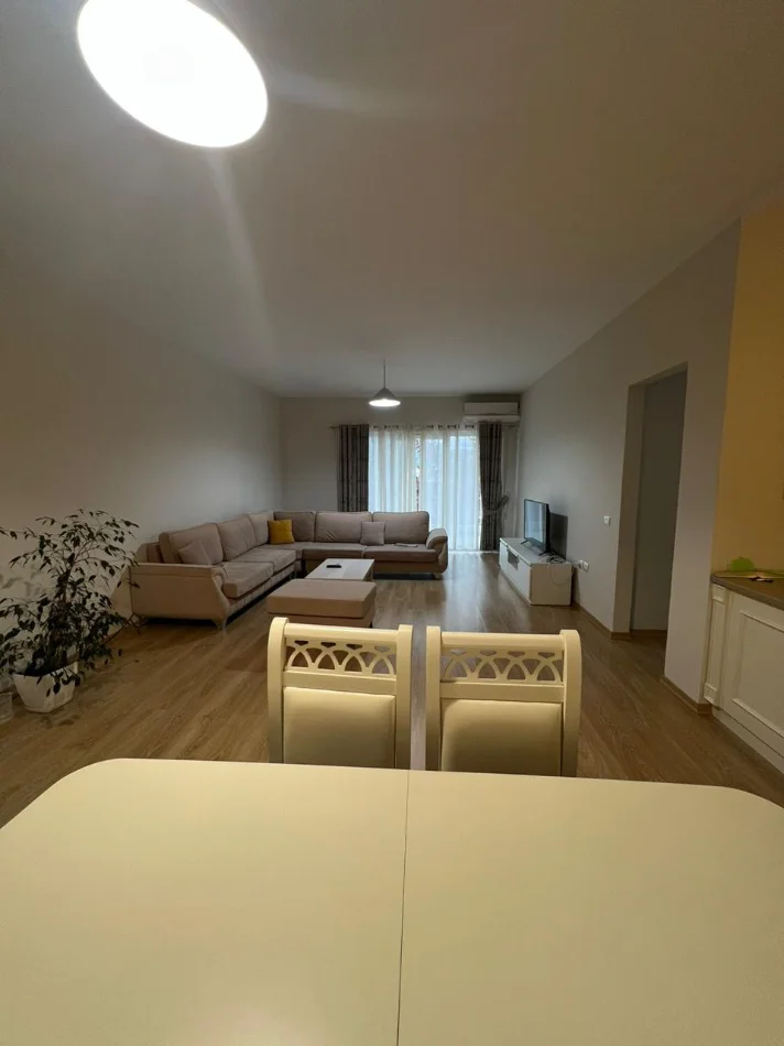 Tirane, jepet me qera apartament 1+1 Kati 2, 110 m² 650 € (Kopshti botanik)