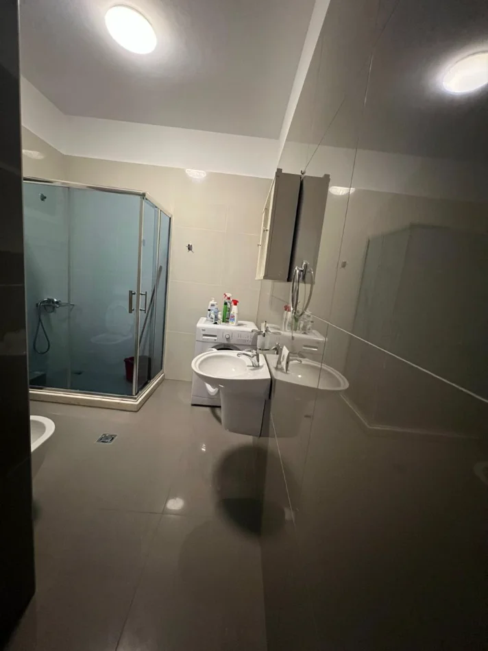 Tirane, jepet me qera apartament 1+1 Kati 2, 110 m² 650 € (Kopshti botanik)