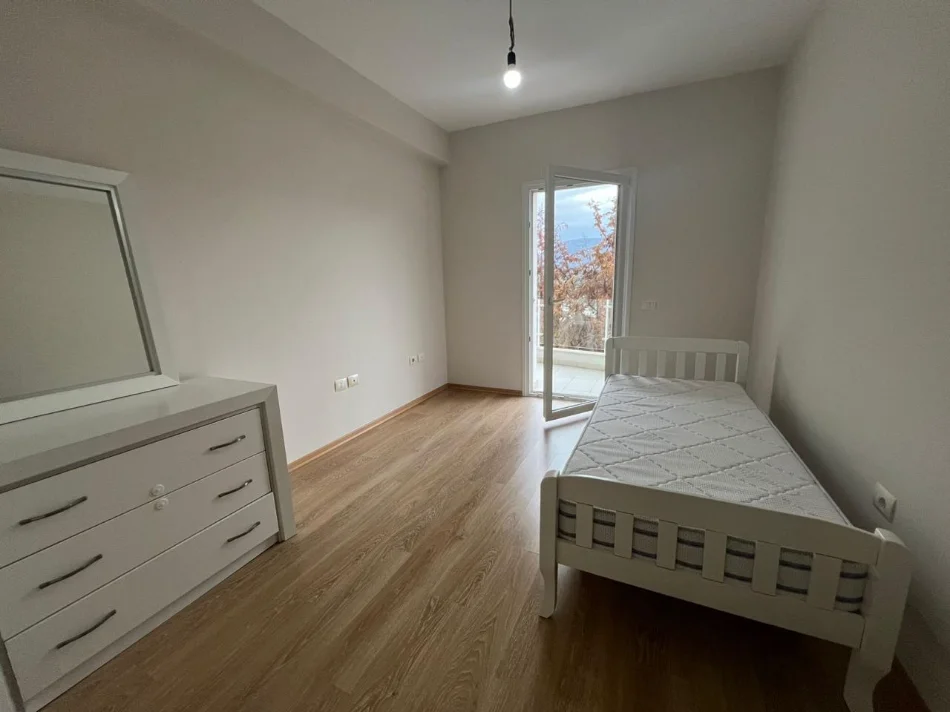 Tirane, jepet me qera apartament 1+1 Kati 2, 110 m² 650 € (Kopshti botanik)