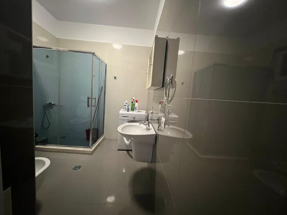 Tirane, jepet me qera apartament 1+1 Kati 2, 110 m² 650 € (Kopshti botanik)