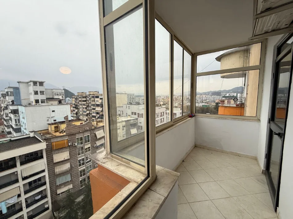 Tirane, jepet me qera apartament 2+1+Ballkon Kati 12, 100 m² 600 € (Rruga Sali Butka, 21 Dhjetori- Vasil Shanto, Tiranë)