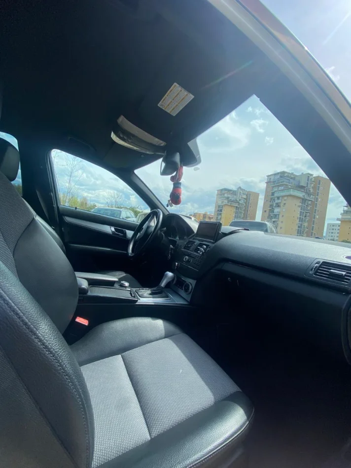 Tirane, shes makine Mercedes-Benz W204 2010 Nafte, e bardhë automatik Kondicioner 260.000 km 580.000 €
