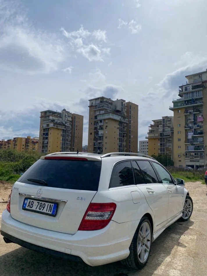 Tirane, shes makine Mercedes-Benz W204 2010 Nafte, e bardhë automatik Kondicioner 260.000 km 580.000 €