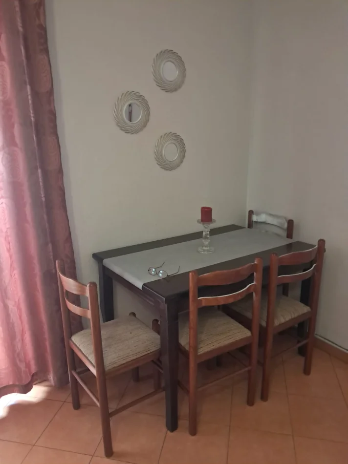 Tirane, jepet Apartament me Qera 1+1, Mobiluar,Çmimi 550 Euro, Pranë Liceut, Rruga Elbasanit, Tiranë.