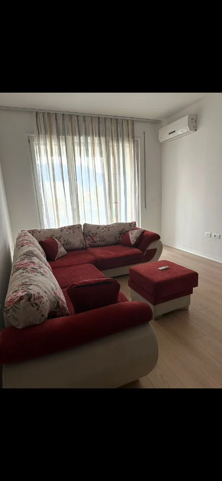 Tirane, jepet me qera apartament 2+1 Kati 4, 95 m² 500 € (Tek 5 Maj, Përball Concord Center, Tiranë.)